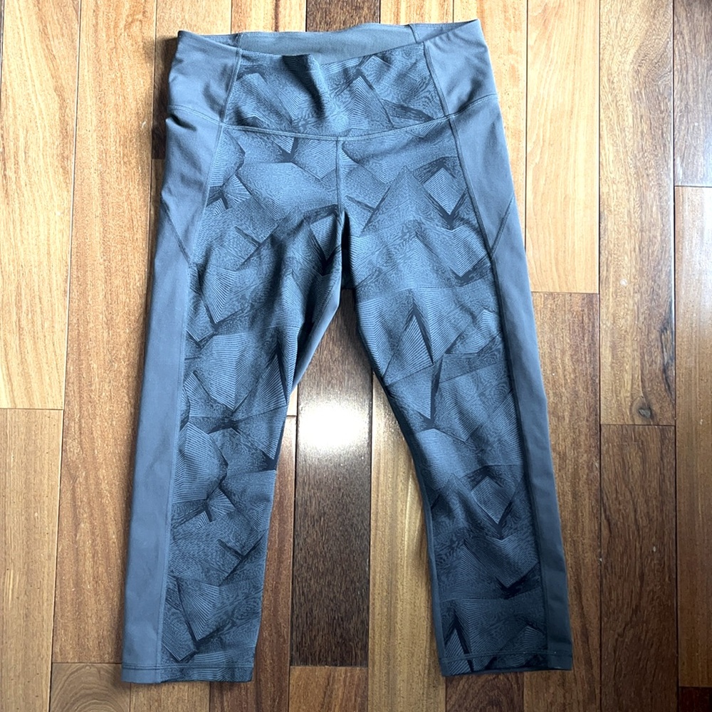 Under Armour women’s medium cropped gray leggings